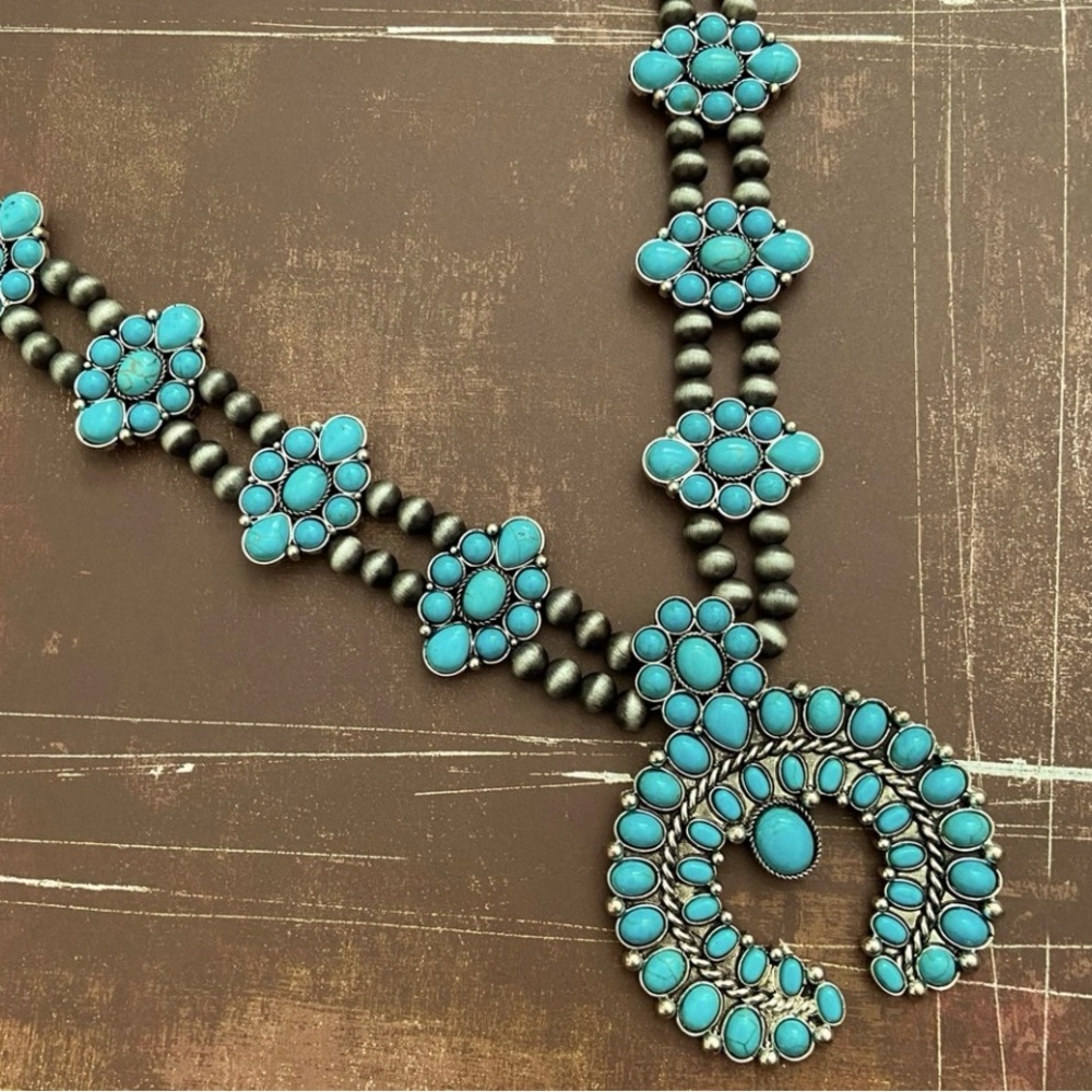Turquoise necklace. An Absolutely beautiful statement piece NEW